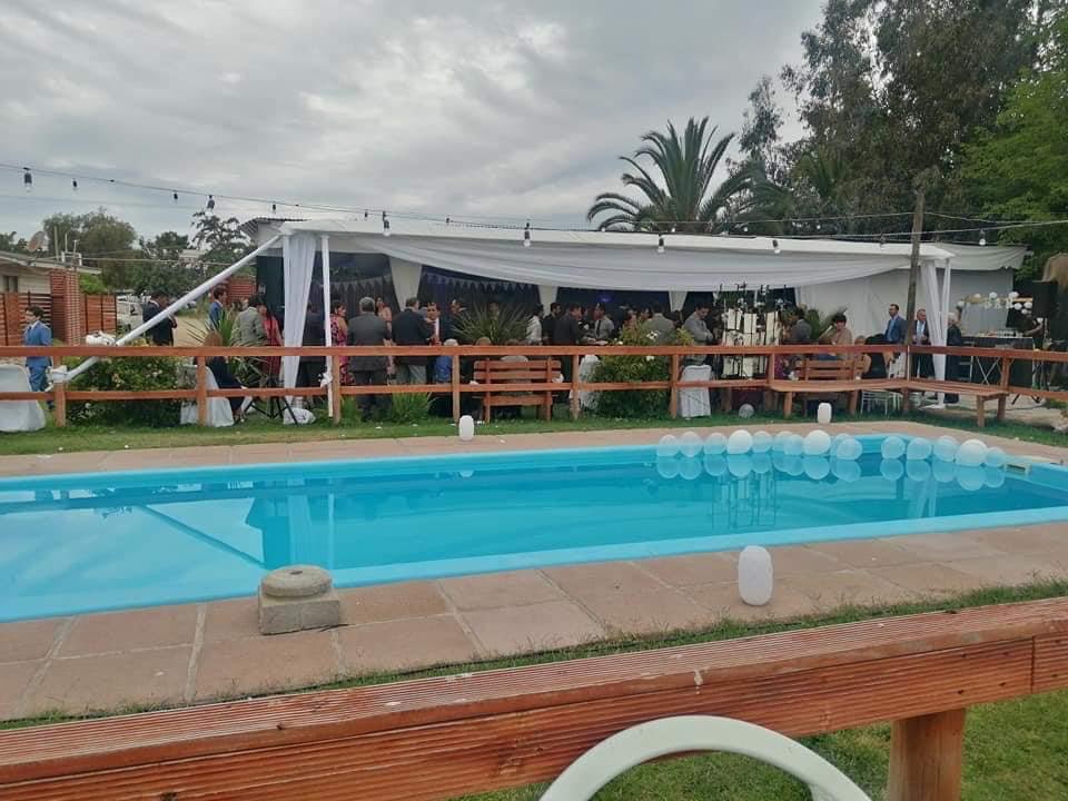 Piscina de Kaas Eventos con toldo blanco y celebración al fondo, en Talagante