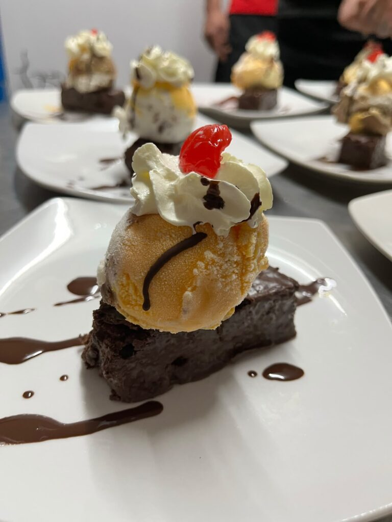 Brownie con helado en Kaas Eventos