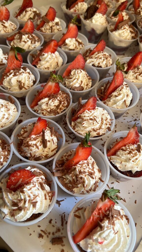 Postres con frutillas y crema en Kaas Eventos