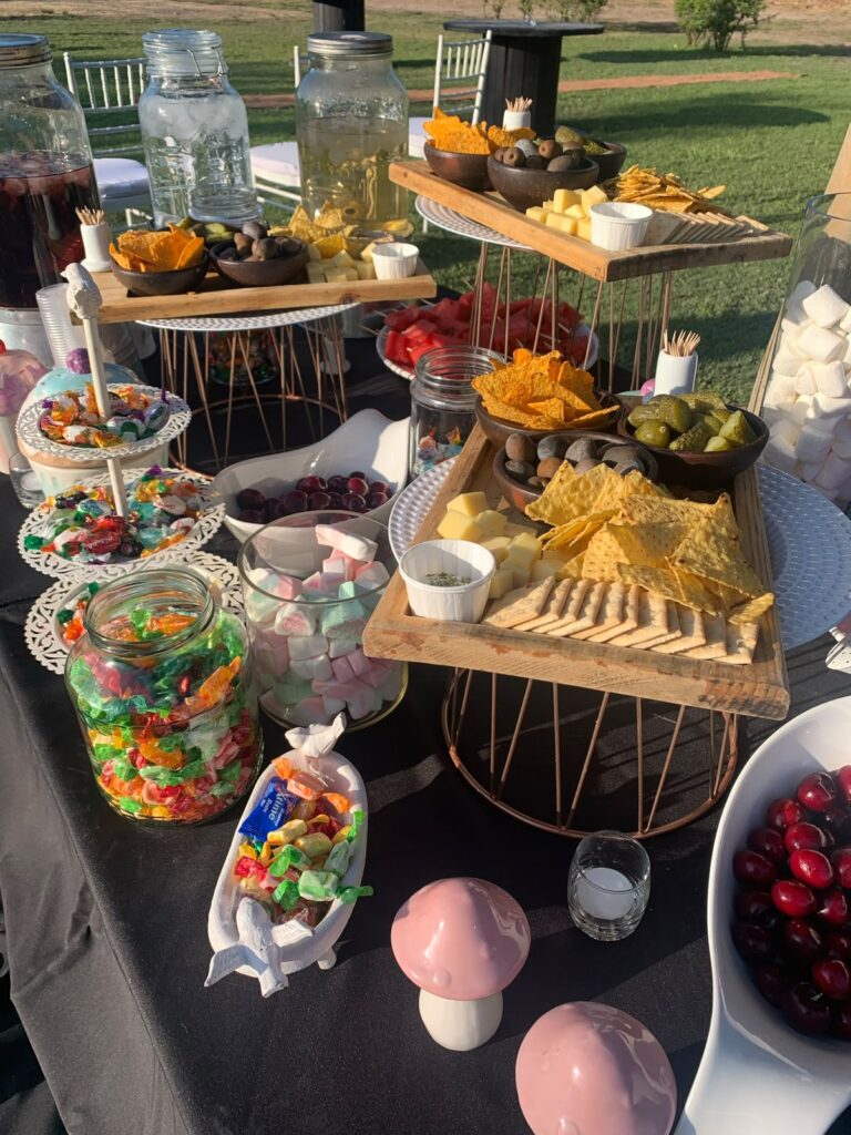 Mesa de picoteo al aire libre en Kaas Eventos