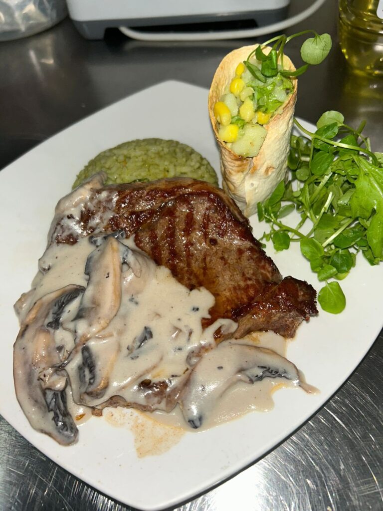 Plato de carne con salsa de champiñones en Kaas Eventos