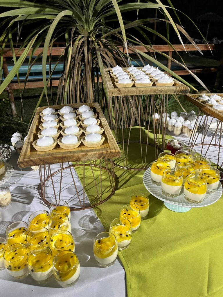 Mesa de postres de noche en Kaas Eventos
