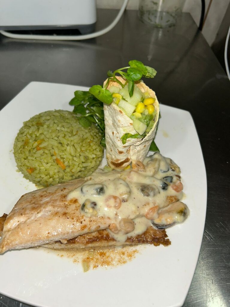 Pescado con salsa blanca y mariscos en Kaas Eventos