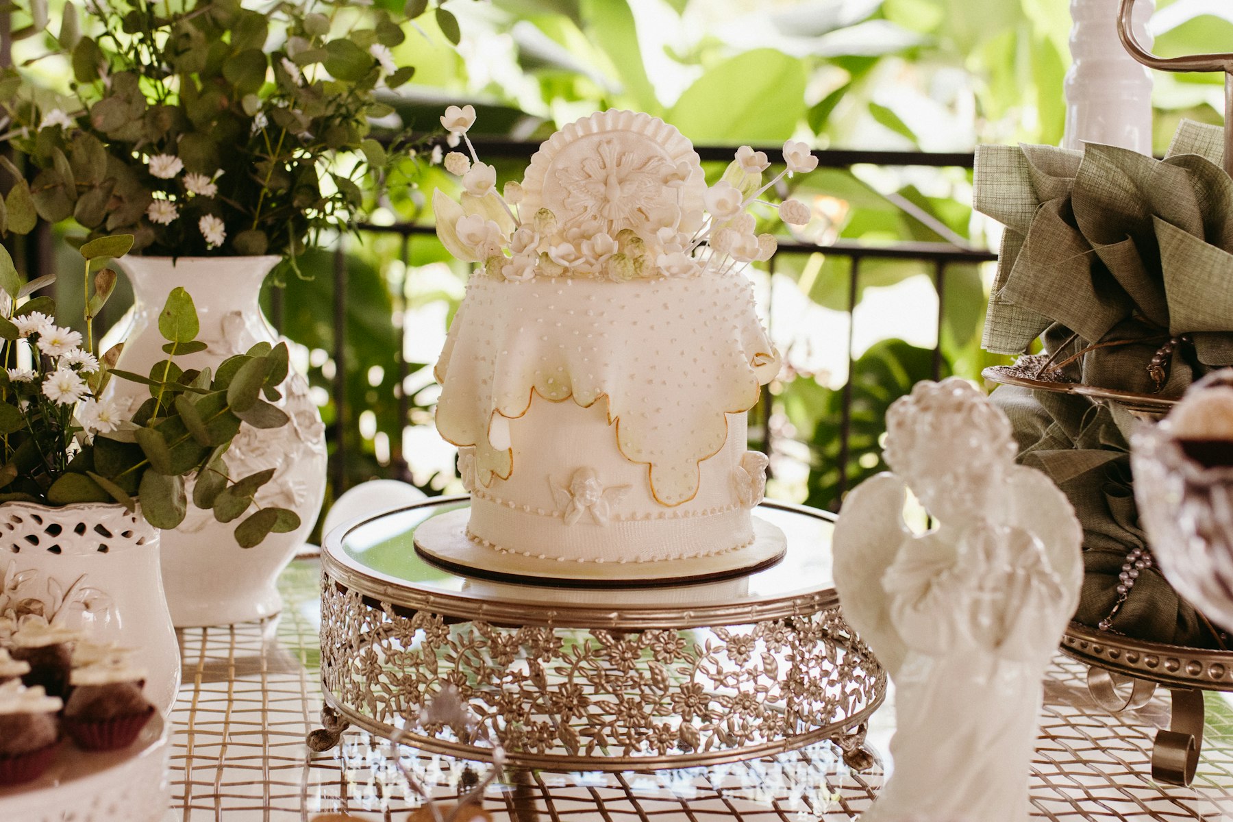 Torta blanca decorada con flores para una celebración familiar