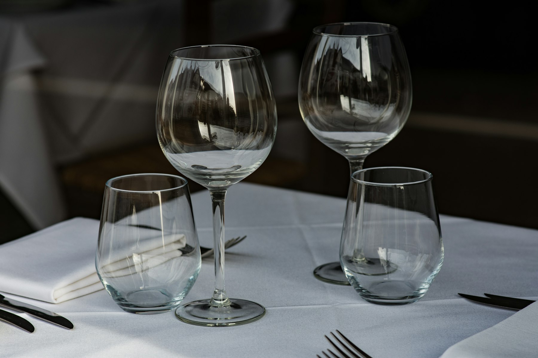 Copas de cristal sobre mantel blanco