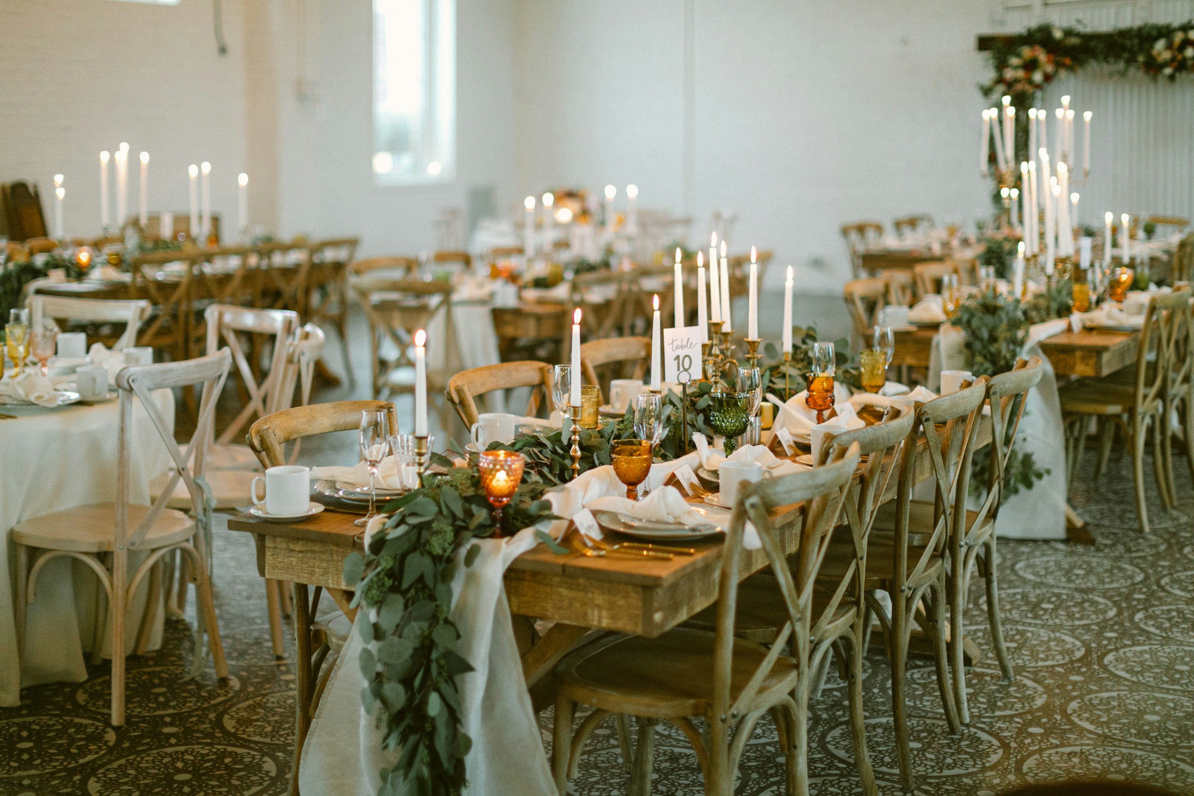 Mesas largas decoradas para un matrimonio con luz cálida