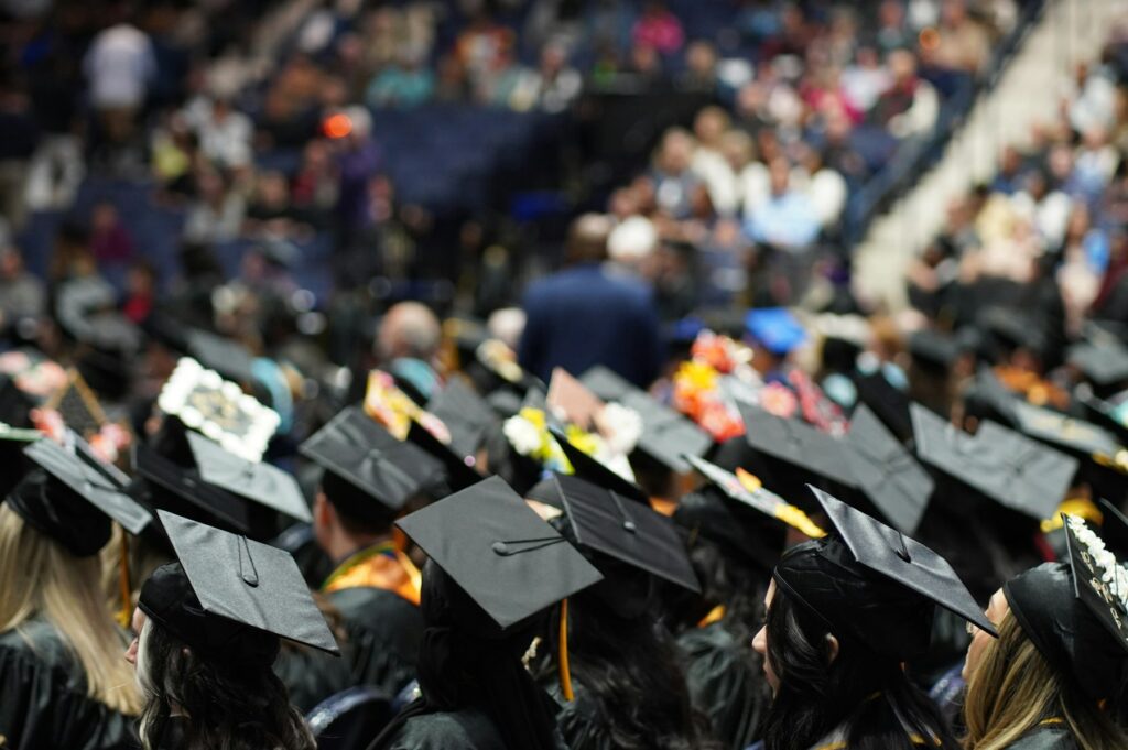 Birretes de graduación en una ceremonia