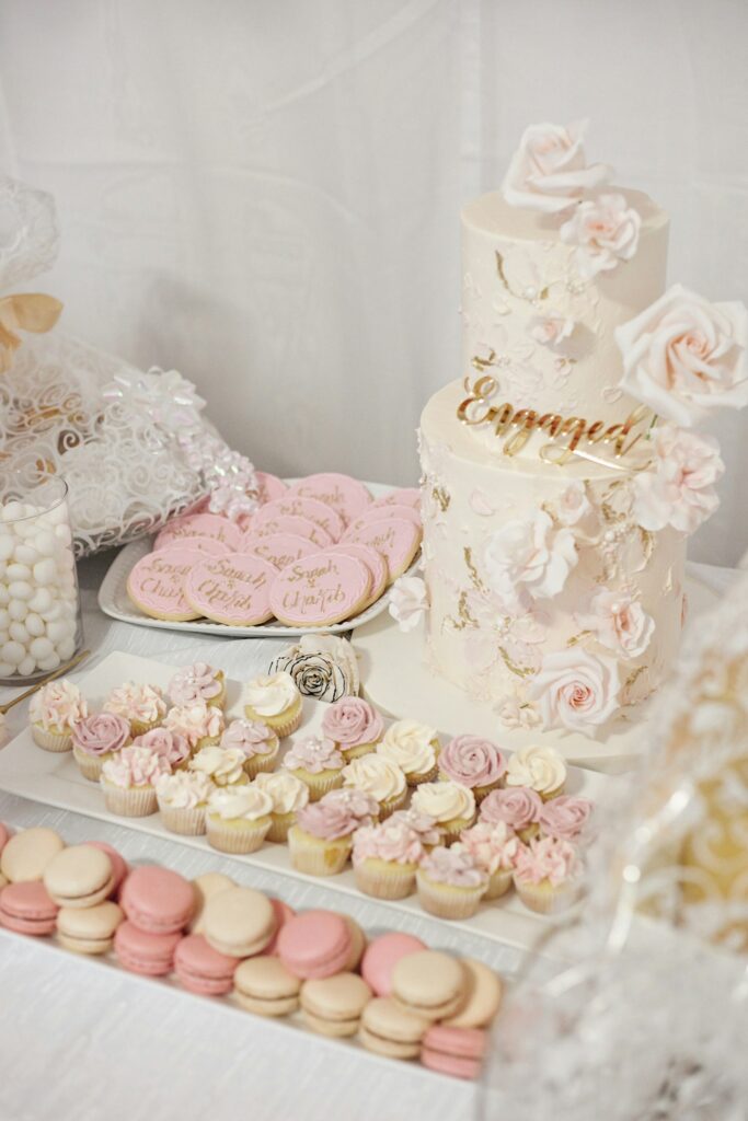 Mesa de dulces con torta y macarons
