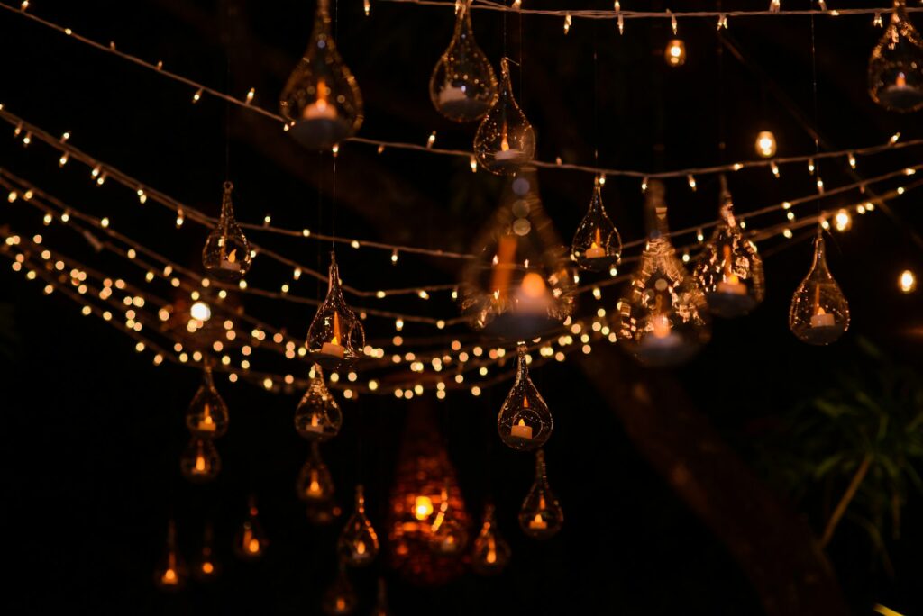 Guirnaldas de luces cálidas sobre una celebración nocturna