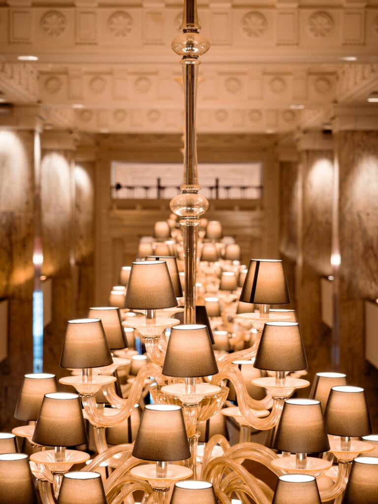 Salón cálido montado para un evento
