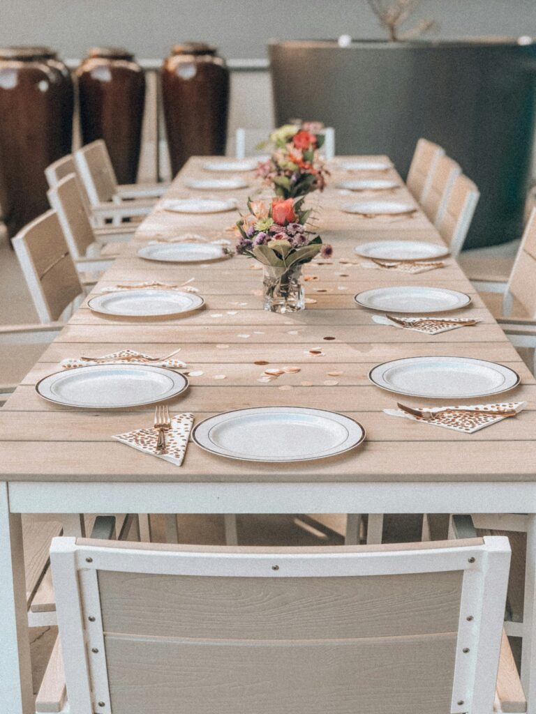 Mesa larga en tonos pastel con flores