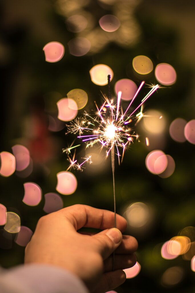 Bengala encendida con luces de fondo