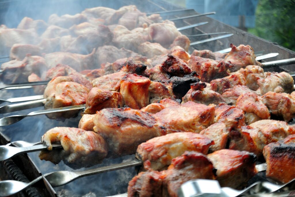 Carnes a la parrilla para el almuerzo